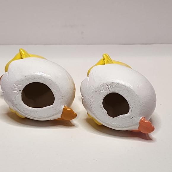 Salt and pepper baby chicks in an eggshell vintage project pieces - Picture 6 of 9